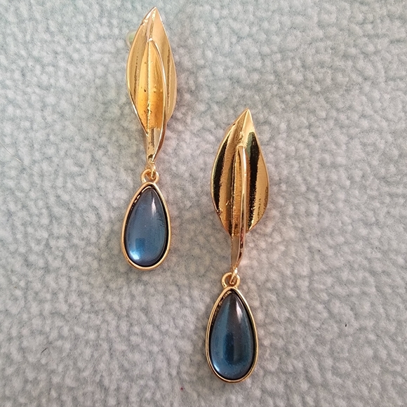🆕️🚫🏷 Gold Tone Post Earrings 🆕️🚫🏷 - Picture 1 of 4